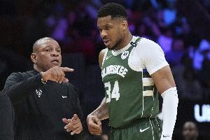 开云-爱游戏-里弗斯：准备让字母哥打控卫 跟他说这个时他以为我疯了