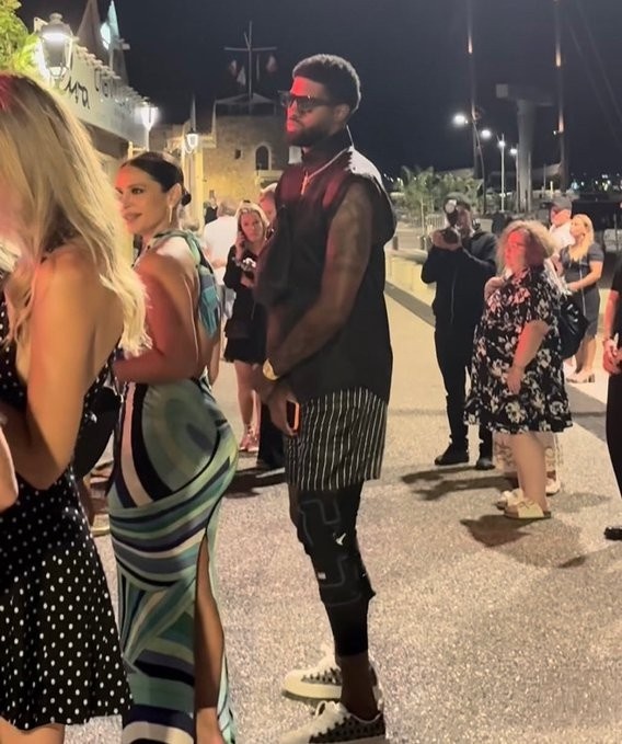 开云登录入口-乔治夜店排队&amp;身前娇妻❤️紧紧相随 之前度假晒美照😍