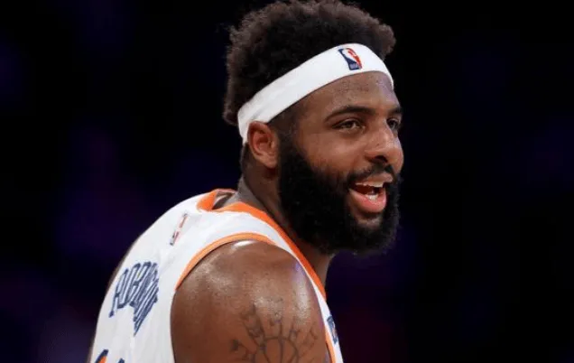 布朗：米切尔-罗宾逊就是今日比赛的最佳防守球员