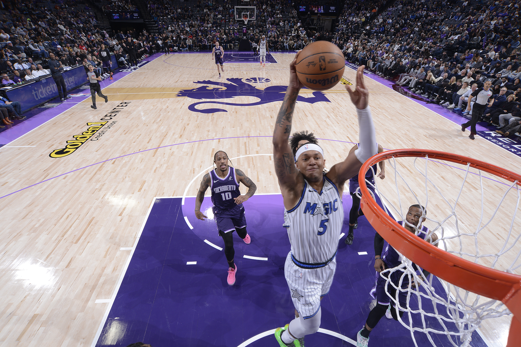 班凯罗30+5+6雷诺17+14 魔术客场大胜国王