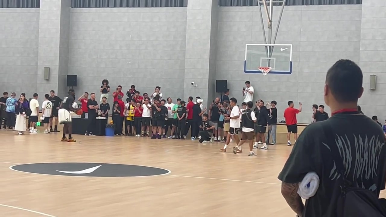 这个视角瞧瞧~媒体人晒詹姆斯连续三投打铁视频：嗯……有风 有风